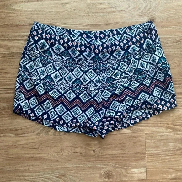 Charlotte Russe Printed Mosaic Booty Shorts with Pocket - Picture 3 of 7